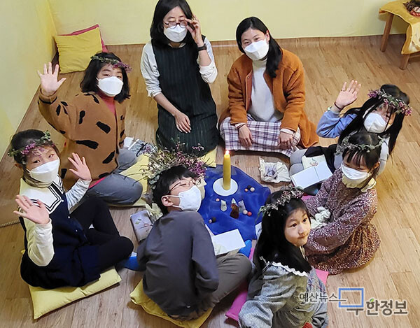 밝은 모습으로 인사하는 사과꽃발도르프학교 아이들. ⓒ 무한정보신문