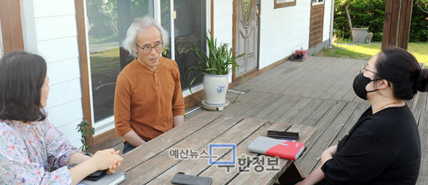 송병춘 변호사가 자택 정원에서 대흥면행정복지센터 직원들과 대화하고 있다. ⓒ 무한정보신문