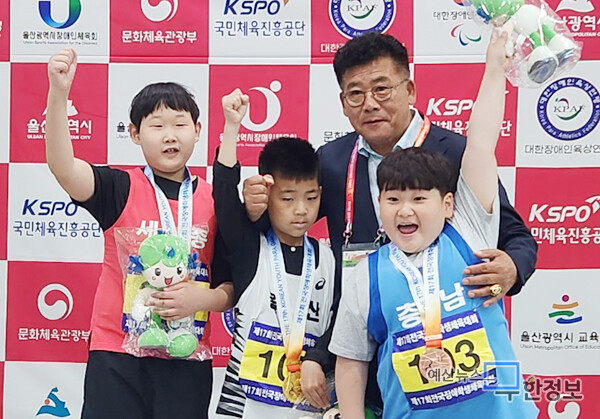 김태민(오른쪽) 선수가 메달을 받고 기뻐하고 있다. ⓒ 예산교육지원청 