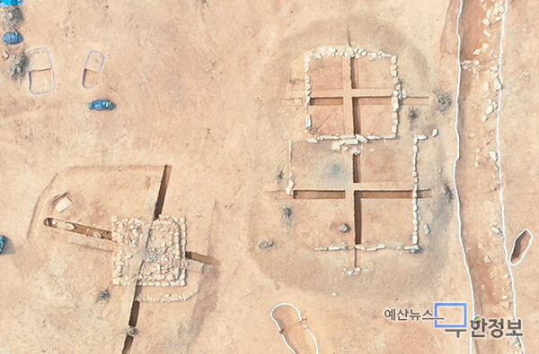 대흥지역 서부내륙고속도로 9공구에서 발굴한 사직단(오른쪽)·신실(왼쪽) 건물지.         ⓒ 서부내륙고속도로(주)·
