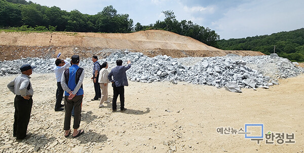 주민들이 공사 중인 발굴현장을 둘러보고 있다.   ⓒ 무한정보신문