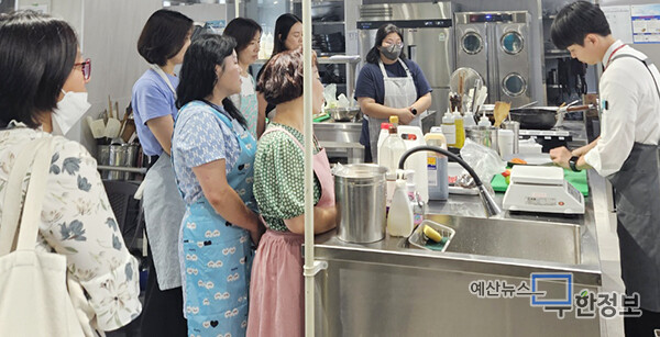 참가자들이 요리 강습을 받고 있다. ⓒ 예산교육지원청