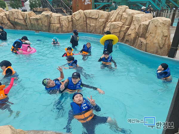 학생들이 수영을 즐기고 있다.  ⓒ 조림초등학교