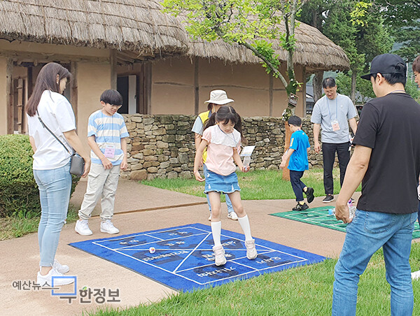 가족단위 참가자들이 사방치기 놀이를 하고 있다. ⓒ (사)매헌윤봉길월진회
