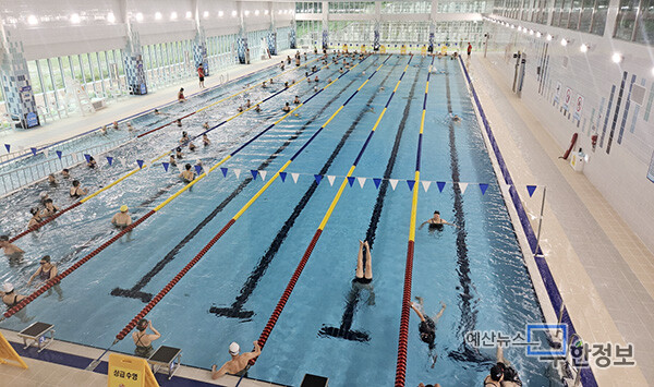 군민들이 예산 1100년 기념관 수영장을 이용하고 있다. ⓒ 예산군공공시설사업소