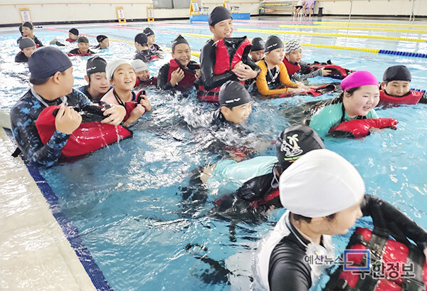 학생들이 수영을 배우고 있다. ⓒ 웅산초등학교