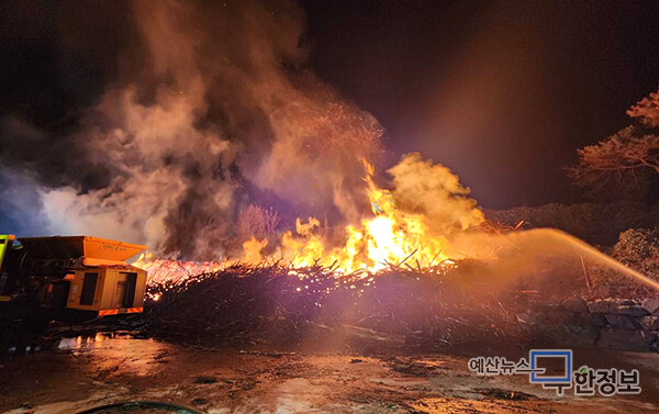 야적돼 있는 목재가 불에 타고 있다. ⓒ 예산소방서