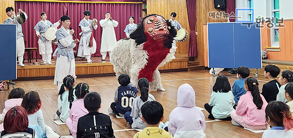 사자탈춤 공연이 펼쳐지고 있다. ⓒ 양신초등학교