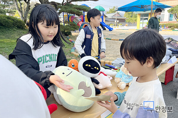 학생들이 제작한 물품을 판매해 환경단체에 기부했다. ⓒ 대흥초등학교