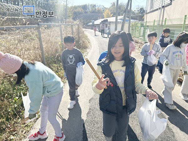 학생들이 쓰레기를 줍고 있다. ⓒ 신양초등학교