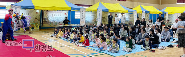 아이들이 공연을 보며 즐거워하고 있다. ⓒ 보성초등학교병설유치원