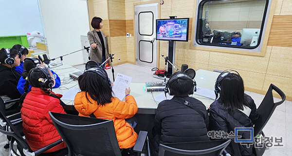 학생들이 라디오 제작 체험을 하고 있다. ⓒ 조림초등학교