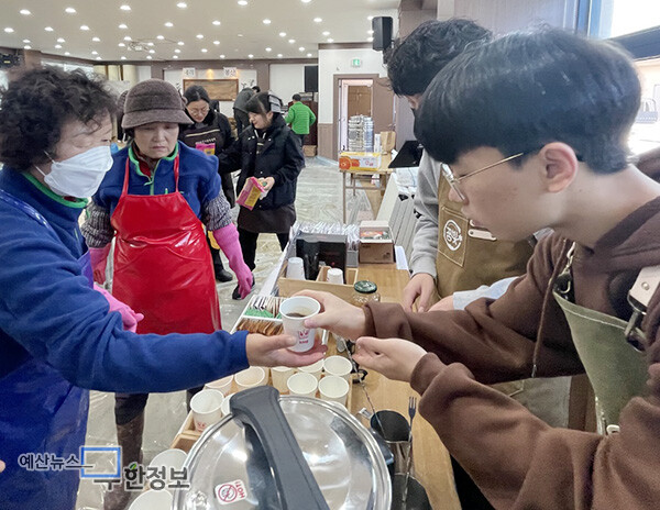 학생들이 김장봉사 주민들에게 커피를 나눠주고 있다. ⓒ 예산꿈빛학교