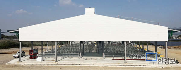 예산가축경매시장 철골·지붕 등이 설치되고 있다. ⓒ 예산군