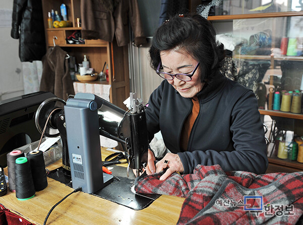 20년된 페달 재봉틀. 오희수씨는 전동 재봉틀의 편리함을 알지만, 익숙한 수동을 고집하고 있다. ⓒ 무한정보신문