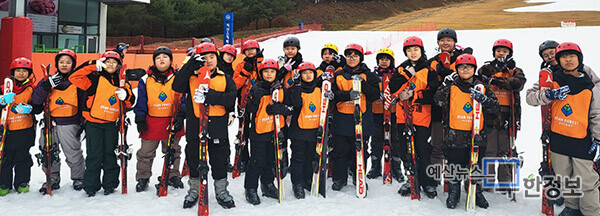 학생들이 스키를 탈 준비를 하고 있다. ⓒ 신양초등학교