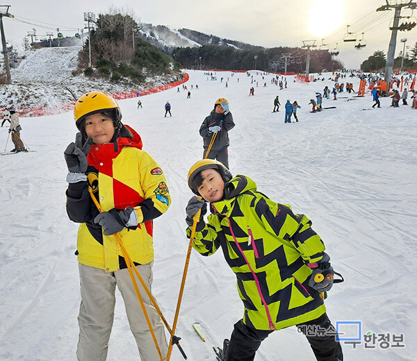 학생들이 스키장에서 즐거운 표정을 짓고 있다. ⓒ 대흥초등학교