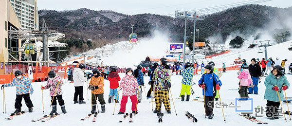 학생들이 스키 강습을 받고 있다.  ⓒ 평촌초등학교