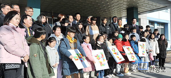 윤봉길 의사의 후배들인 덕산초 학생들도 현판식에 함께 하고 있다. ⓒ 무한정보신문