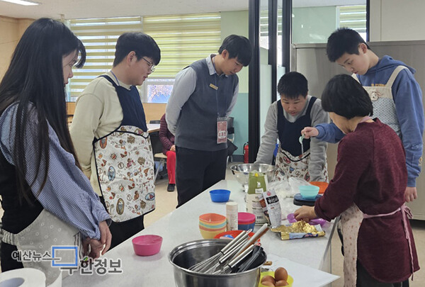 학생들이 제빵 수업을 하고 있다. ⓒ 예산교육지원청