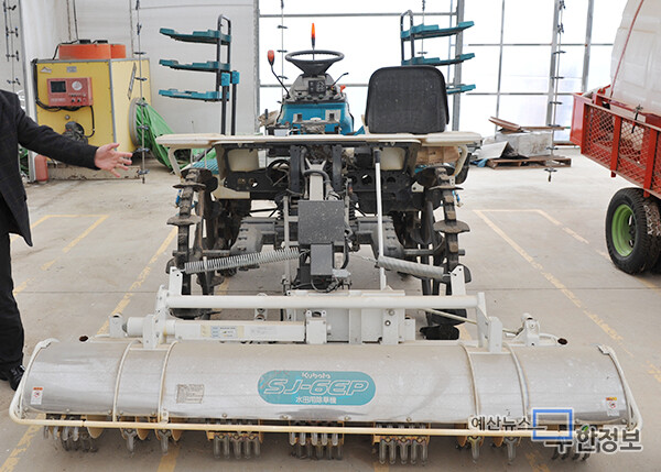 고랑·두둑 몇 개를 동시에 만들 수 있는 농기계. 이연원 조합장은 북해도 농민이 사용하는 신형 장비 도입을 검토하고 있다. ⓒ 무한정보신문