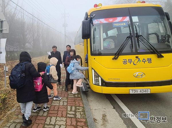김종하 교육장이 통학차량에 올라타는 학생들을 맞이하고 있다. ⓒ 예산교육지원청