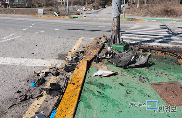 10일 덕산 대치교차로의 모습. 교통사고로 잔해가 여기저기 흩어져 있다. ⓒ 무한정보신문