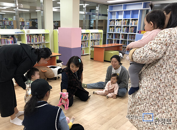 도서관에서 부모들이 프로그램에 참여하고 있다. ⓒ 예산도서관