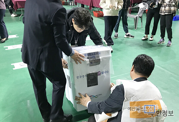홍성군 선관위 직원들이 문제가 된 홍북4투 투표함을 재봉인하고 있다. 선관위 관계자는 “상급 위원회 지시가 있을 때까지 개함하지 않겠다”고 말했다.  ⓒ 무한정보신문